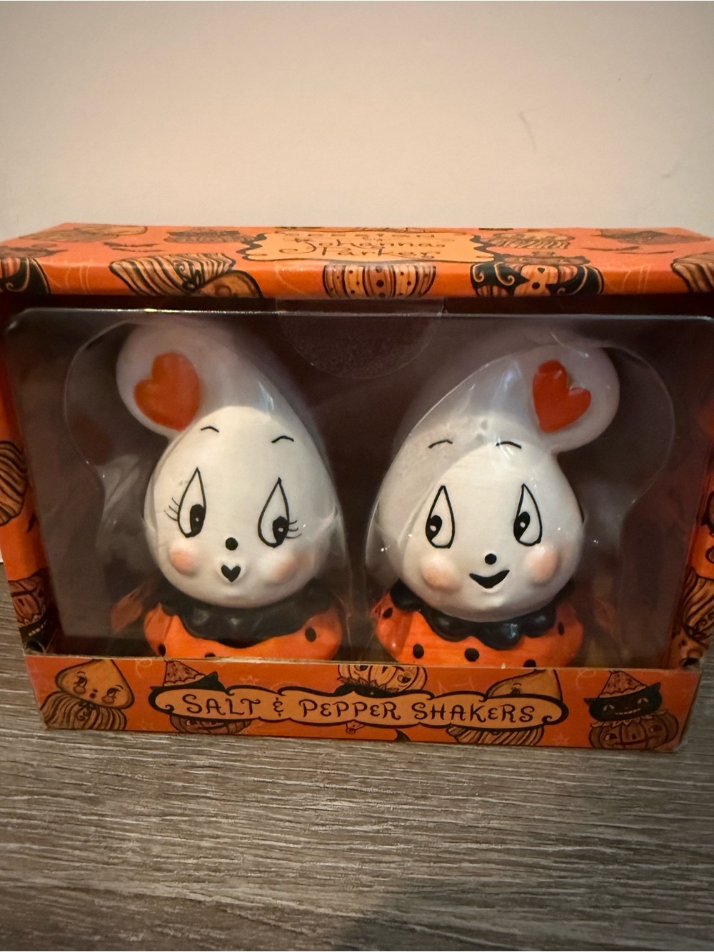 VIRAL!! Adorable 2026 Johanna Parker Ghosts Salt and Pepper Shakers Set- NWT - Picture 2 of 4